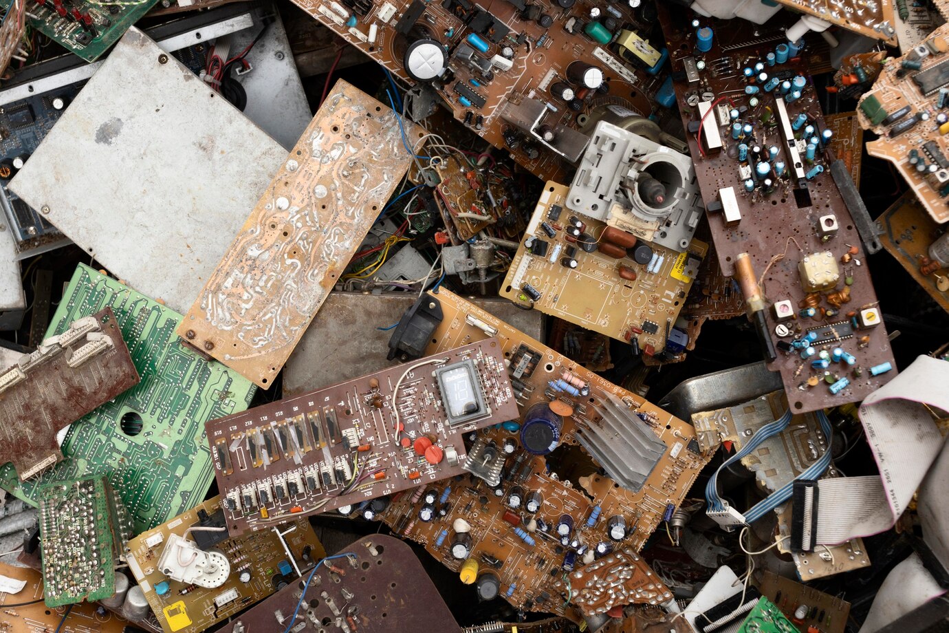 assortment-dirty-dumped-objects_23-2148996978